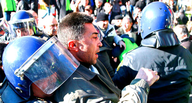 Сотрудники полиции разгоняют акцию протеста оппозиции. Баку, 10 декабря 2012 г. Фото Азиза Каримова для