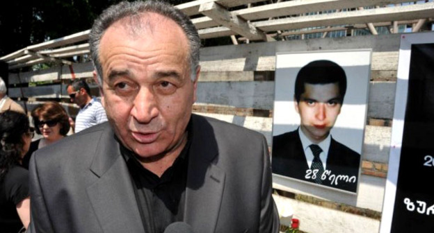 Юрий Вазагашвили возле портрета своего сына Зураба Вазагашвили. Фото: RFE/RL