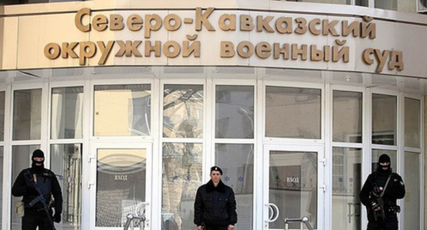 Вход в здание Северо-Кавказского окружного военного суд. Фото  http://www.riadagestan.ru/news/investigation_and_courts/trekh_dagestanskikh_verbovshchikov_v_ryady_khizb_ut_takhrir_osudili_v_rostove/