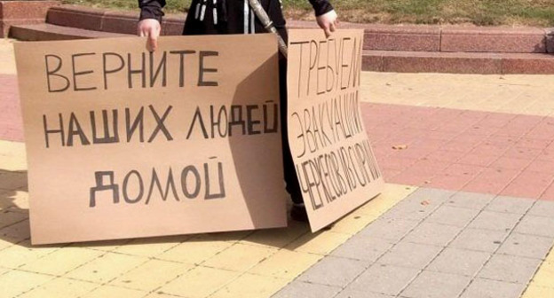 Плакаты участника одиночного пикета в защиту сирийских черкесов в Майкопе. Сентябрь 2012 г. Фото © ЮГА.ру