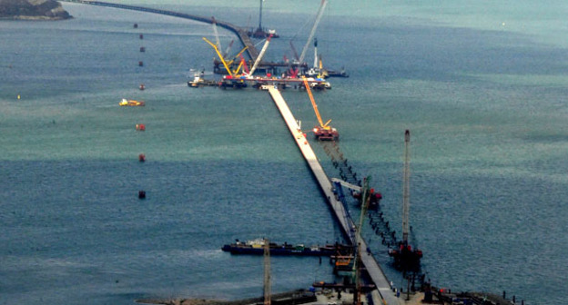 Вид на строящийся мост, 15 сентября 2016 года. Фото https://ru.wikipedia.org