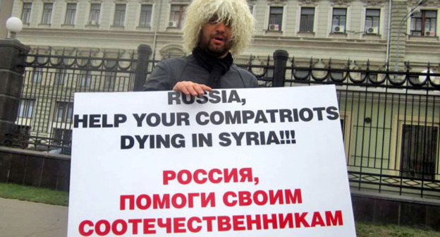 Черкесский активист с плакатом в одиночном пикете. Фото: RFE/RL