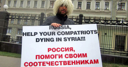 Черкесский активист с плакатом в одиночном пикете. Фото: RFE/RL