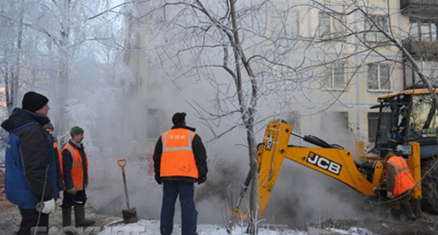 Ликвидация аварии на путепроводе. Фото http://bloknot-volgograd.ru/news/krupnuyu-kommunalnuyu-avariyu-v-kirovskom-rayone-o-811373