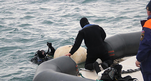 Работа сотрудников МЧС в Черном море.  Фото предоставленыо пресс службой МЧС России