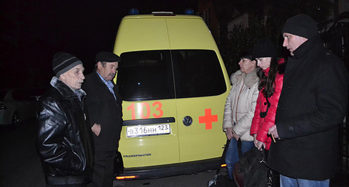 Скорая помощь, в которой идет оказание помощи адвкату Михаилу Охрименко  у здания суда. Фото Светланы Кравченко для "Кавказского узла"