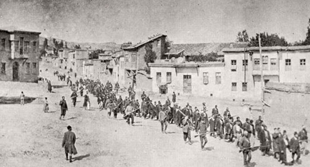 Колонна армян движется под вооружённой охраной. Апрель 1915 года. Фото: anonymous German traveler https://ru.wikipedia.org