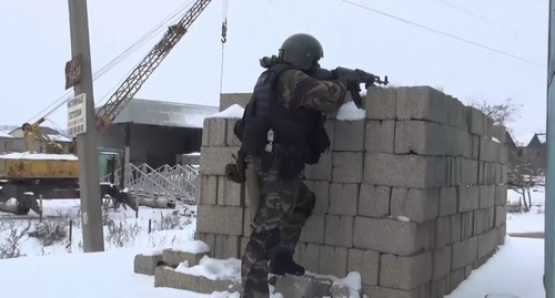 Боец спецназа в ходе спецоперации в Хасавюрте. 29 января 2017 г, Хасавюрт. Фото: МВД по Дагестану