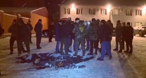 Кадыров и чеченские силовики стоят возле трупов убитых в спецоперации. Скриншот видеозаписи со страницы главы Чечни, Instagram.com/kadyrov_95 Кадыров и чеченские силовики стоят возле трупов убитых в спецоперации. Скриншот видеозаписи со страницы главы Чечни, Instagram.com/kadyrov_95