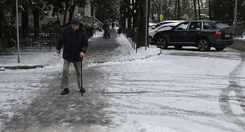 Прохожие в Сочи во время снегопада. Фото Светланы Кравченко для "Кавказского узла"