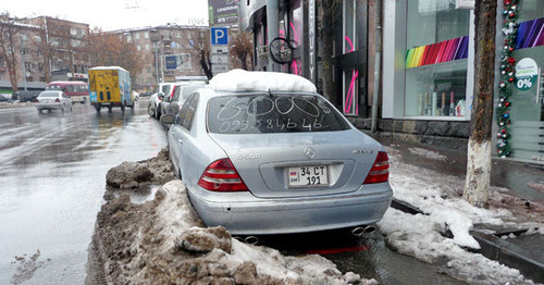 Припаркованный автомобиль. Ереван, январь 2017 г. Фото Армине Мартиросян для "Кавказского узла"