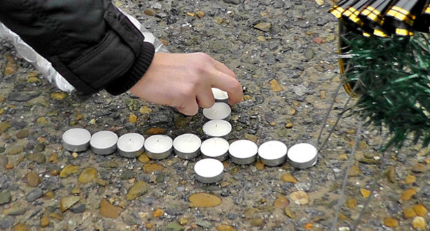 Свечи в память о погибших выкладывают в форме креста на набережной Сочи, 26 декабря 2016 г. Фото Светланы Кравченко для "Кавказского узла"