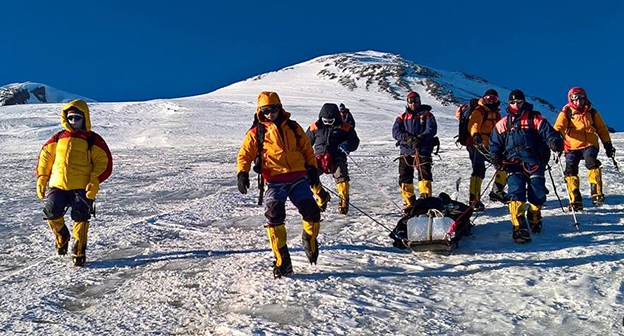 Эвакуация туриста в горах. Фото https://www.facebook.com/pressmchskbr/?fref=ts