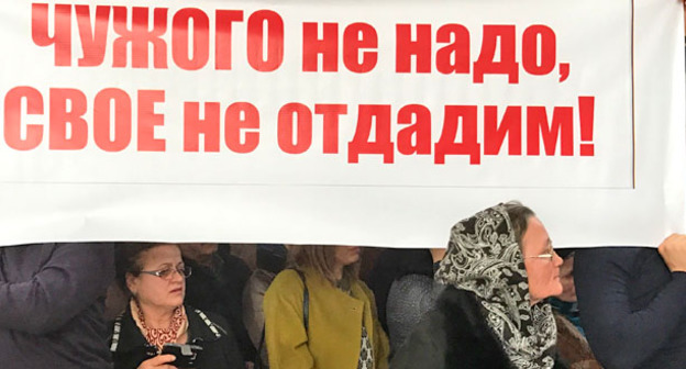 Встреча жителей Дербента, чьи дома признаны ветхими и аварийными, с чиновниками города. Дербент, 1 февраля 2017 г. Фото Патимат Махмудовой для "Кавказского узла"