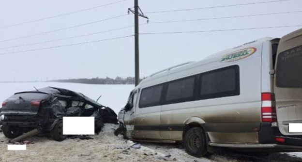 На месте ДТП Фото http://bloknot-stavropol.ru/news/odin-chelovek-pogib-i-shestero-postradali-v-dtp-s--813732