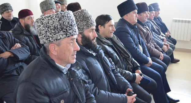 Встреча руководства администрации с представителями религиозных мусульманских организаций  в администрации Баксанского района 02.02.2017. Фото http://kbrria.ru/obshchestvo/mecheti-baksanskogo-rayona-prohodyat-privatizaciyu-17154