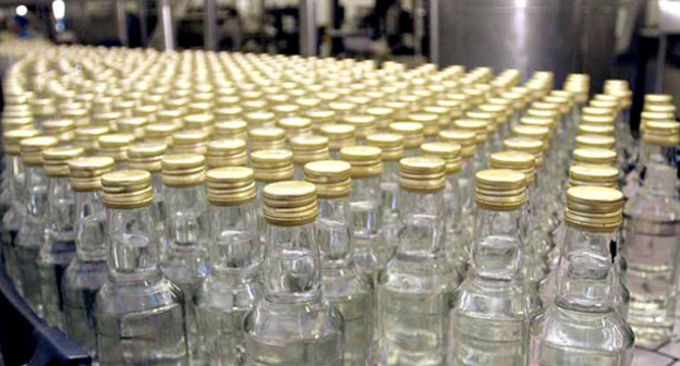 Производство алкогольной продукции. Фото http://kbrria.ru/raznoe/v-kbr-osuzhden-nezakonno-proizvodivshiy-alkogol-predprinimatel-6881