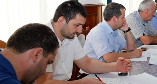 Юсуп Бартыханов (второй слева, в белой рубашке) на встрече мэра Буйнакска с горожанами. Фото: Riadagestan.ru