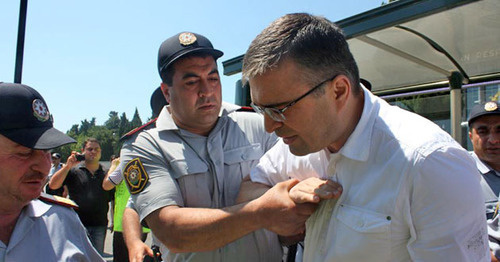 Задержание Ильгара Мамедова полицией. Фото: Turkhan Karimov (RFE/RL).