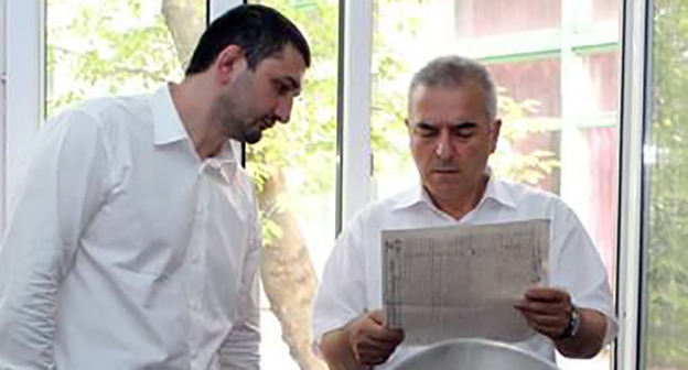 Юсуп Бартыханов (слева)  и Амиров З.Я. глава г.Буйнакск. Фото http://kavpolit.com/blogs/shakh098/29840/