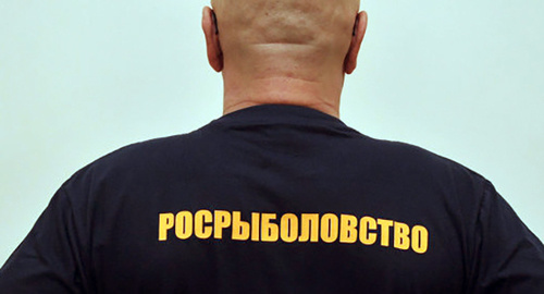 Надпись на форменной одежде сотрудника "Росрыболовства" Фото  https://golos-kubani.ru/7337-2/