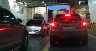 Автомобили на борту парома. Фото Нины Тумановой для "Кавказского узла" Автомобили на борту парома. Фото Нины Тумановой для "Кавказского узла"