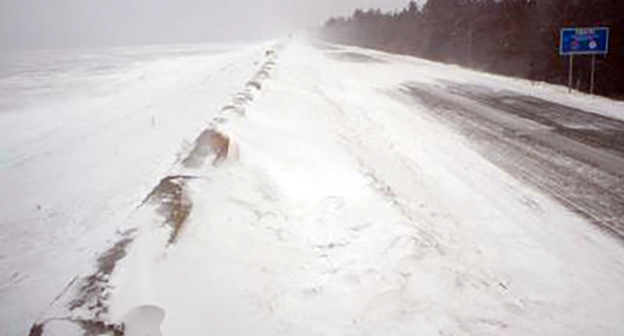 Снежный покров парализовал движение транспорта на автомагистрали Баку-Шамахы-Евлах. Фото http://www.anspress.com/heyat-terzi/03-01-2012/magistral-baku-shamahi-evlah-zakrita