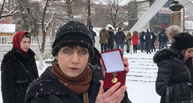 Журналистка Светлана Анохина на акции противников строительства музея в парке Ленинского комсомола Махачкалы заявила, что в знак протеста готова отказаться от награды властей - медали, которую ей вручили за проект "Был такой город". 3 февраля 2017 г. Фото Патимат Махмудовой для "Кавказского узла"