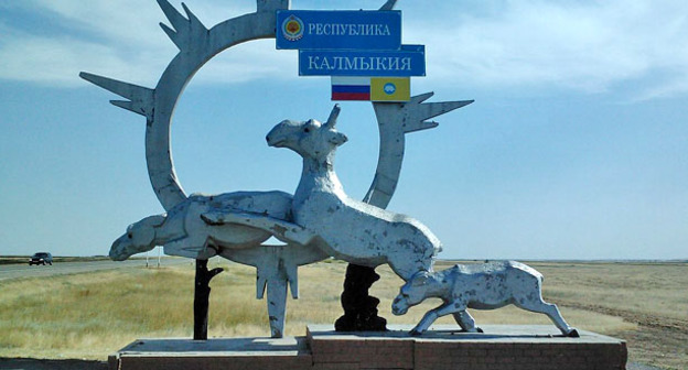 Памятник при въезде в Калмыкию. Автодорога Волгоград - Элиста. Фото: BazIv https://ru.wikipedia.org/