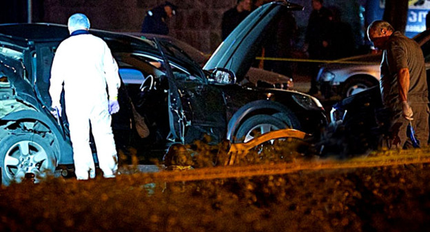 Криминалисты работают на месте взрыва автомобиля Гиви Таргамадзе. Тбилис, 4 октября 2016 г. Фото: Sputnik/Alexander Imedashvili