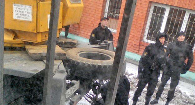 Неизвестные лица в сопровождении сотрудников силовых и правоохранительных структур пытаются захватить принадлежащее расположенному в городе Прохладный предприятию  "Орех" имущество. 9 февраля 2017 г. Фото предоставлено очевидцем для "Кавказского узла"