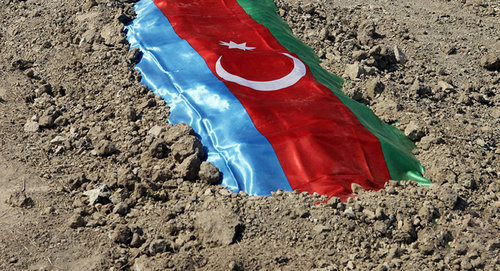 Азербайджанский флаг на могиле солдата. Фото  https://sputnik.az/news/20170212/408868399/Shehid-olmush-herbi-qulluqcumuz-Xacmazda-torpaga-verilib.html