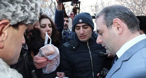 Участники акции протеста против ареста Артура Саргсяна передают хлеб для него. Фото Тиграна Петросяна для "Кавказского узла"