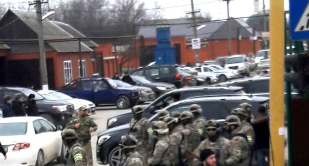 Блокирование силовиками села Цоци-Юрт. Чечня, 11 января 2017 г. Фото корреспондента "Кавказского узла"