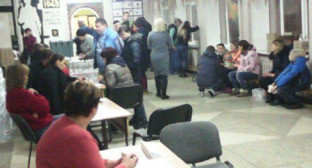 Пункт временного размещения жильцов дома, эвакуированных после пожара в жилом доме в Краснодаре, в школе № 66, 15 февраля 2017 г. Фото: Алексея Мандригели для "Кавказского узла"