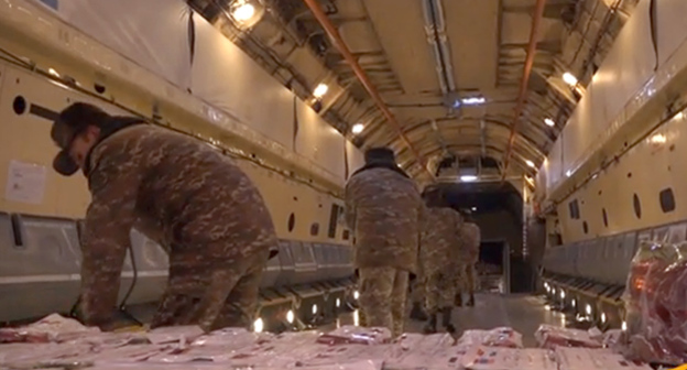 Погрузка на борт ИЛ-76 гуманитарной помощи из Армении в Сирию. Фото стоп-кадр видео https://ru.armeniasputnik.am/video/20170214/6407542/il-76-vezet-gumanitarnuyu-pomoshch-bratskoj-sirii.html