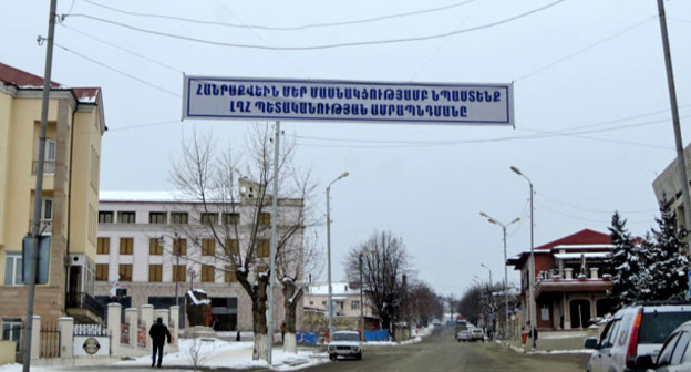 Плакат над дорогой призывает население активно участвовать  на референдуме. Фото Алвард Григорян для "Кавказского узла"