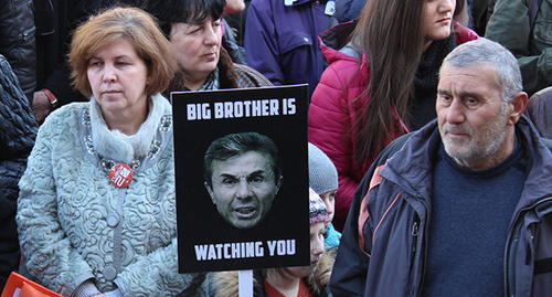 Плакат митингующих "Большой брат следит за тобой". Фото Инны Кукуджановой для "Кавказского узла"