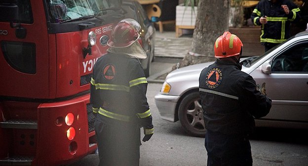 Пожарные в Тбилиси. Фото © Sputnik/ Alexander imedashvili
https://sputnik-georgia.ru/incidents/20170220/234945700/Pozhar-na-kryshe-zdanija-gorsoveta-Tbilisi-lokalizovan.html