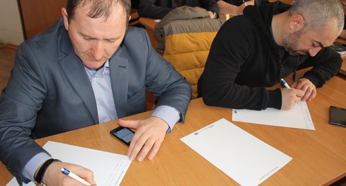 Мурат Богатырев и Азрет Караев пишут диктант. Карачаевск, 20 февраля 2017 года. Фото предоставлено активистами фонда "Эльбрусоид".