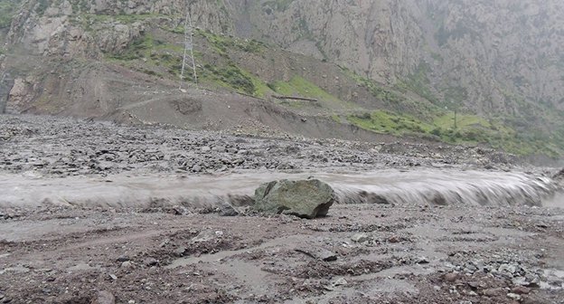 Селевые потоки. Фото © Агентство окружающей среды
 https://sputnik-georgia.ru/incidents/20160901/233118933/Na-uchastke-Voenno-gruzinskoj-dorogi-soshli-selevye-potoki.html
