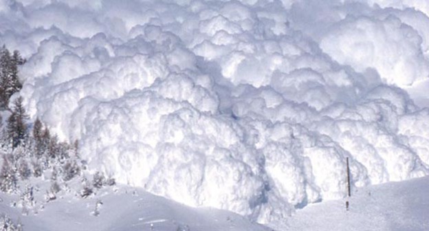 Сход лавины. Фото http://www.vestikavkaza.ru/news/V-Kazakhstane-vyroslo-chislo-spasennykh-ot-laviny-voennykh.html