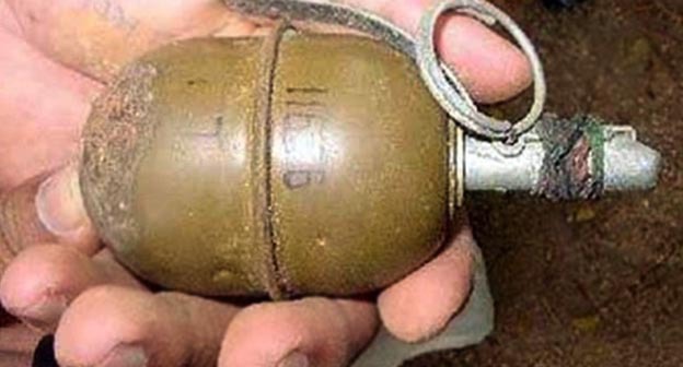 Ручная граната. Фото://bloknot.ru/chp/moskovskie-politsejskie-obezvredili-granatu-pod-mashinoj-biznesmena-20062.html