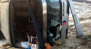 На месте ДТП. http://bloknot-volgograd.ru/news/v-dtp-s-avtobusom-pod-volgogradom-postradali-dve-p-819903