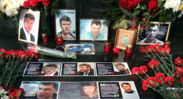 Цветы и фото Бориса Немцова у памятника жертвам политрепрессий в Ростове-на-Дону. 26.02.2017. Фото Константина Волгина для "Кавказского узла".