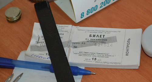 Вместо билета в туалет выдаются билета на "аттракционы". Фото Светланы Кравченко для "Кавказского узла"