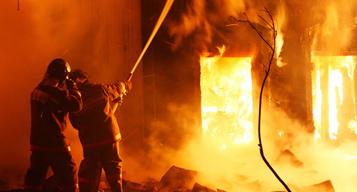 Тушение пожара. Фото http://www.riadagestan.ru/news/disasters_and_catastrophes/v_tlyaratinskom_rayone_dagestana_polnostyu_sgorela_shkola/