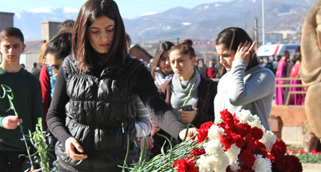 Возложение цветов в память о жертвах погромов в азербайджанском Сумгаите в Степанакерте. 28 февраля 2017 г. Фото Алвард Григорян для "Кавказского узла"