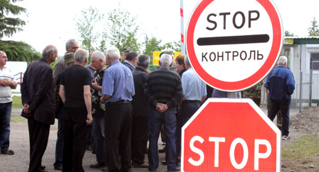 У пропускного пункта в селе Отобая. Абхазия. Фото Анжелы Кучуберия для "Кавказского узла"