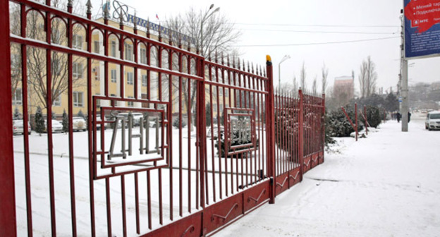 Демонтаж забора около Дагестанского научного центра РАН в Махачкале. Февраль 2017 г. Фото www.riadagestan.ru